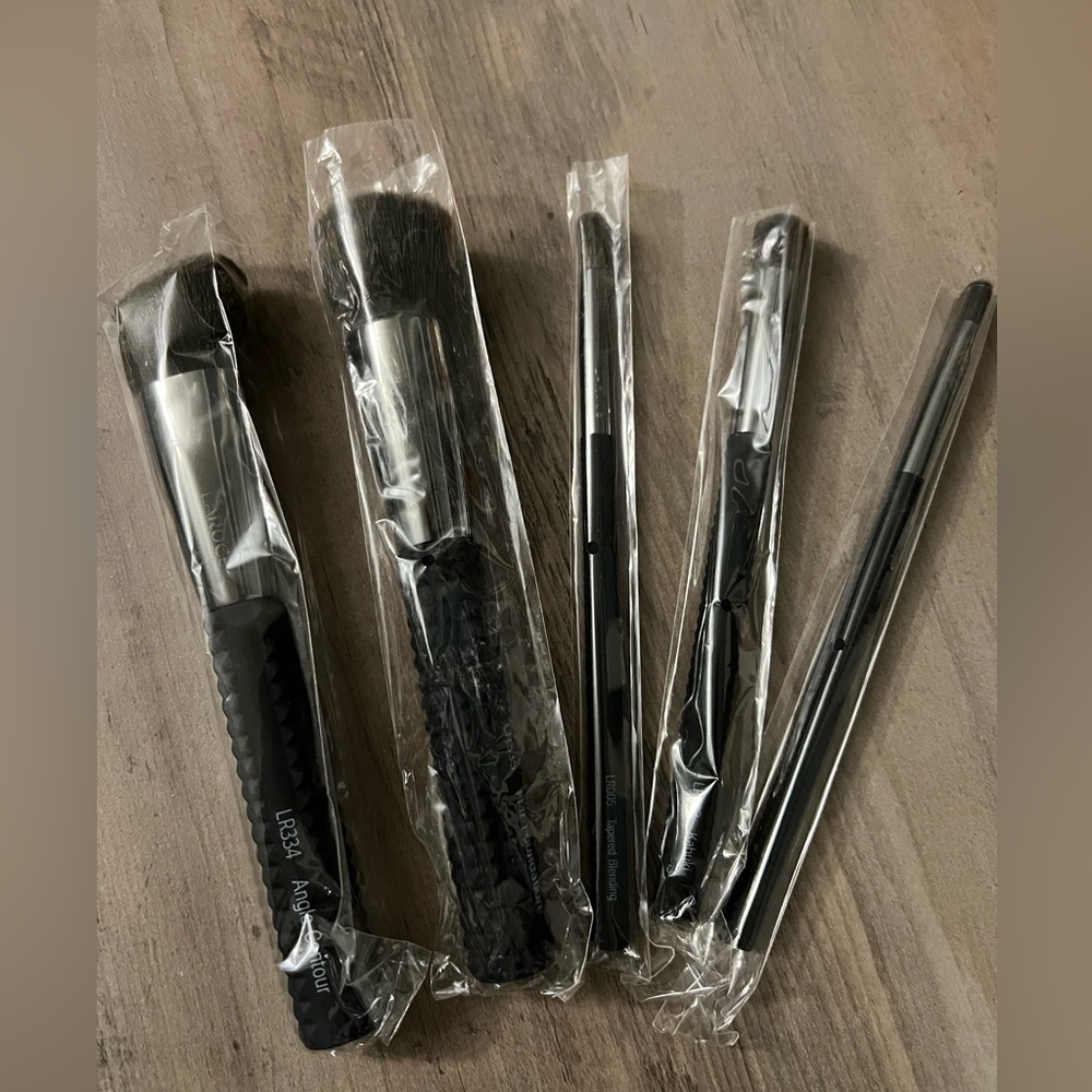 Laruce brushes
